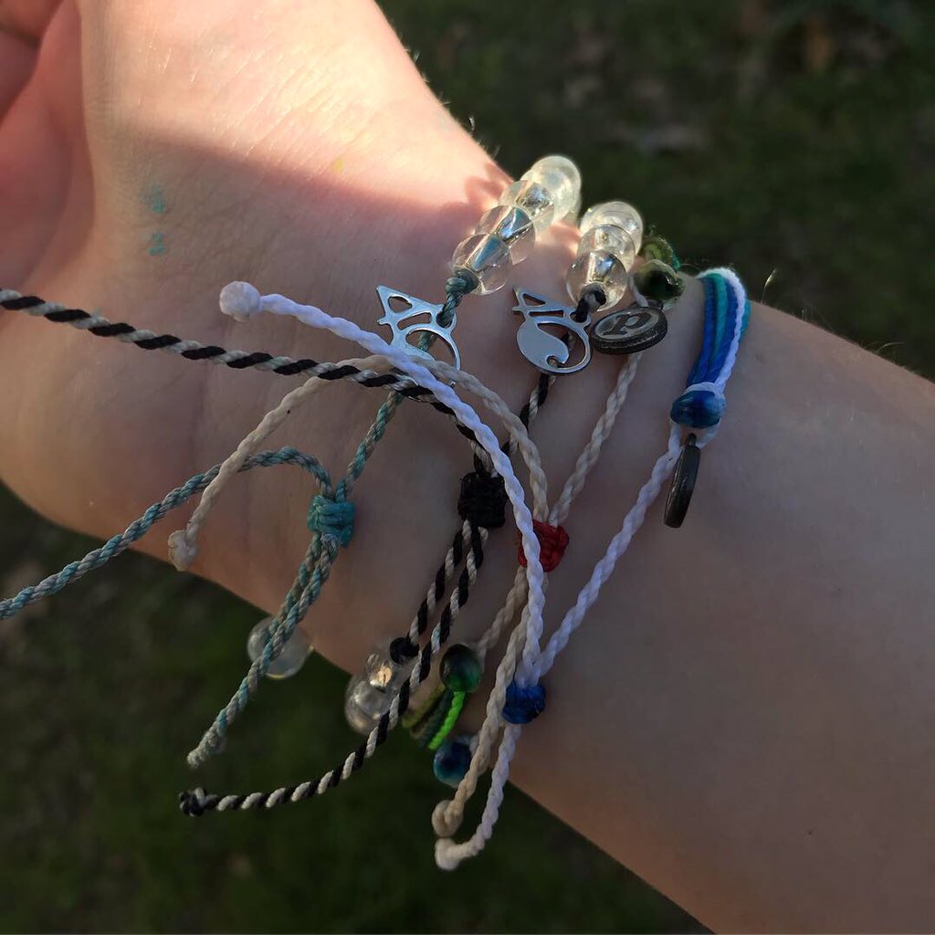 greenish_living's tweet photo. My bracelet collection 🌊#4oceanbracelets #puravidabracelets https://t.co/po5ZCs2ZnZ