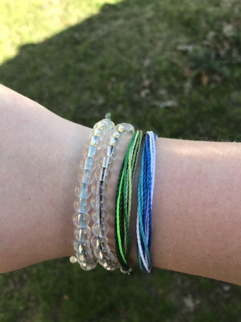 greenish_living's tweet photo. My bracelet collection 🌊#4oceanbracelets #puravidabracelets https://t.co/po5ZCs2ZnZ