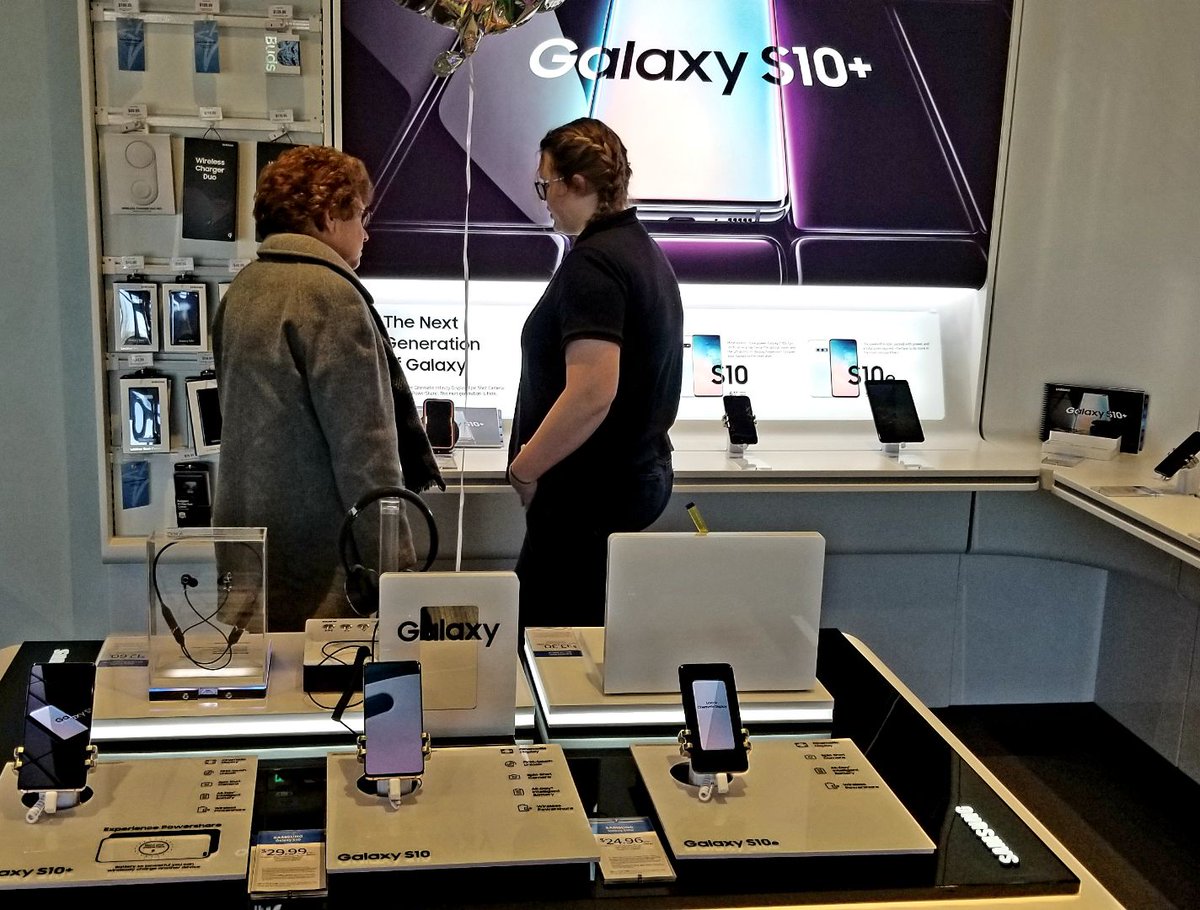 zakeysmom's tweet photo. Miss Dakota using our #SamsungRetailmode to show our #GalaxyS10 features to her customer! #LaunchS10Knowledge #6 @Krivs14 https://t.co/jR0ky6EUxw