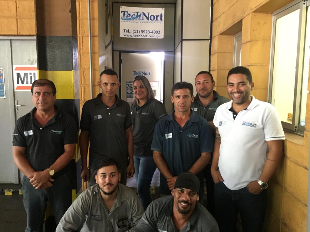 Technort's tweet photo. Equipe Technort, com supervisor Antonio Simplicio, téc. de seg. do trabalho Luciana Martins, colaboradores Leandro Corrêa, João Victor, Bruno Beltrão e Vilmar Rocha, inicia a instalação da Arcelormittal, em Serra-ES. Gestão de Marcus Vinicius, responsável diretor Paulo Roberto. https://t.co/TLe56Tmdm2