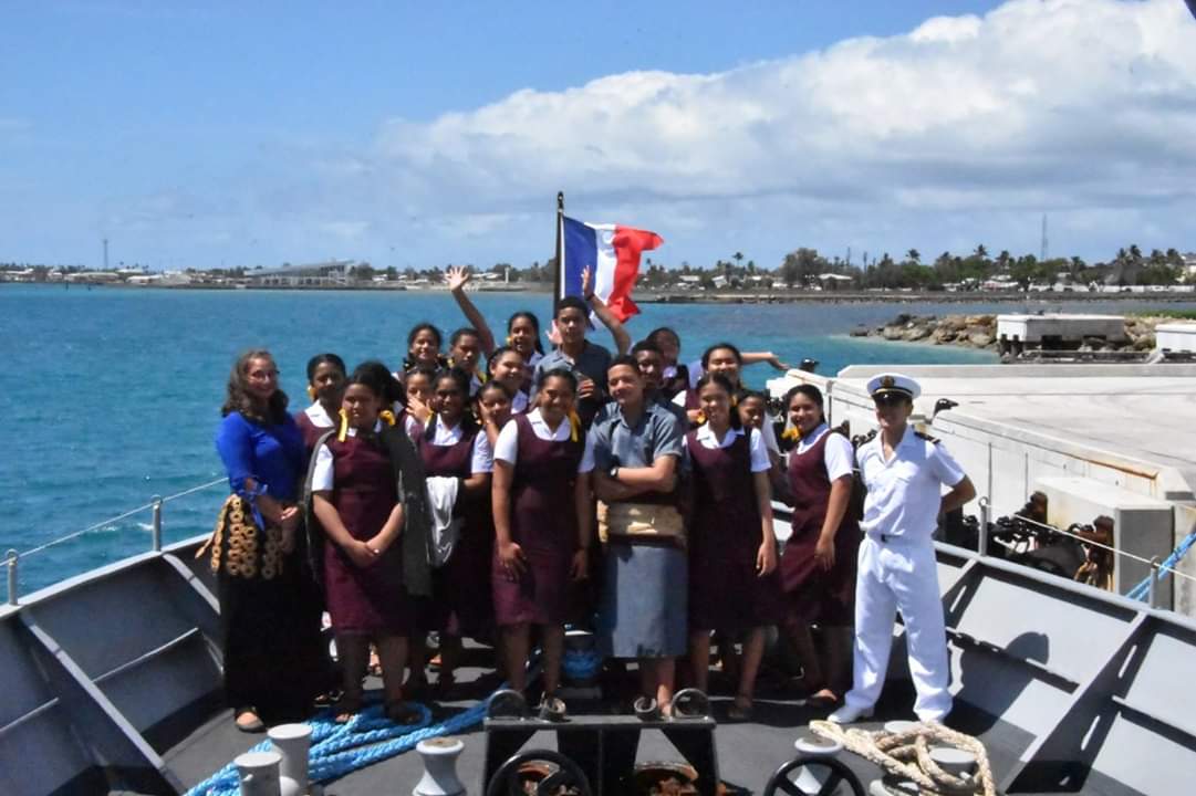 ambafrancefj's tweet photo. #French patrol boat #LaGlorieuse in #Tonga , joint navy exercise monitoring #TongaEEZ & visit on board #TongaPM snr govt officials & students from #TongaHighSch #QueenSaloteCollege @TongaNews @TongaMfa #FranceinTonga #defenserelations #EEZguardians @MarineNationale https://t.co/nU6tZGW1ex