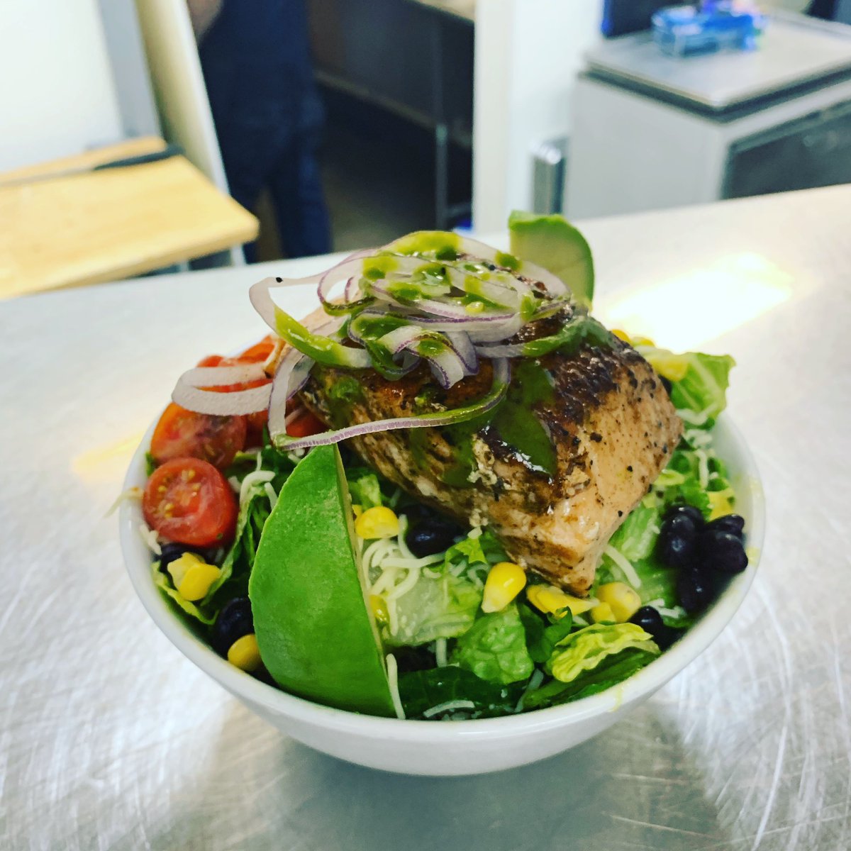 Welcome to the #SanAntonio #southwest #salad with an added #grilledsalmon for extra deliciousness 😂 (btw it is topped with fried tortilla chips but I was in a rush and this is all I had time for! 🤷🏿‍♂️😅) #bonappétit #Foodies #cheflife