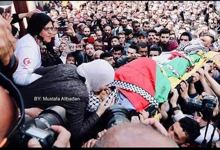 Mother of Ahmad Manasrah giving her son a final kiss during his funeral, who was murdered by #IOF last night in Nablus.
#mothersdayPalestine