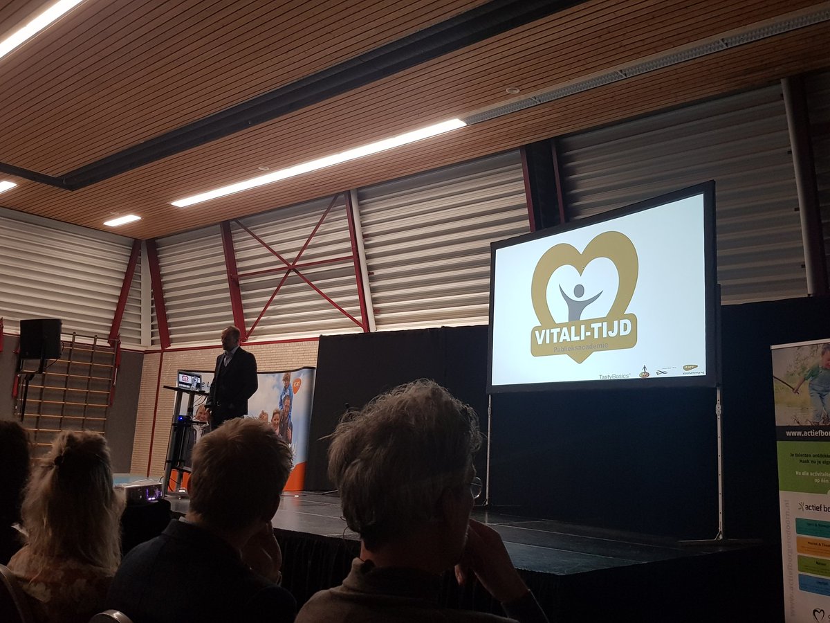 Gerard Kemkers (onherkenbaar op de foto,  avg) trapt Vitalitijd af in 2e Exloermond. Mooi om gastheer te zijn als @gemeenteBO zijnde.