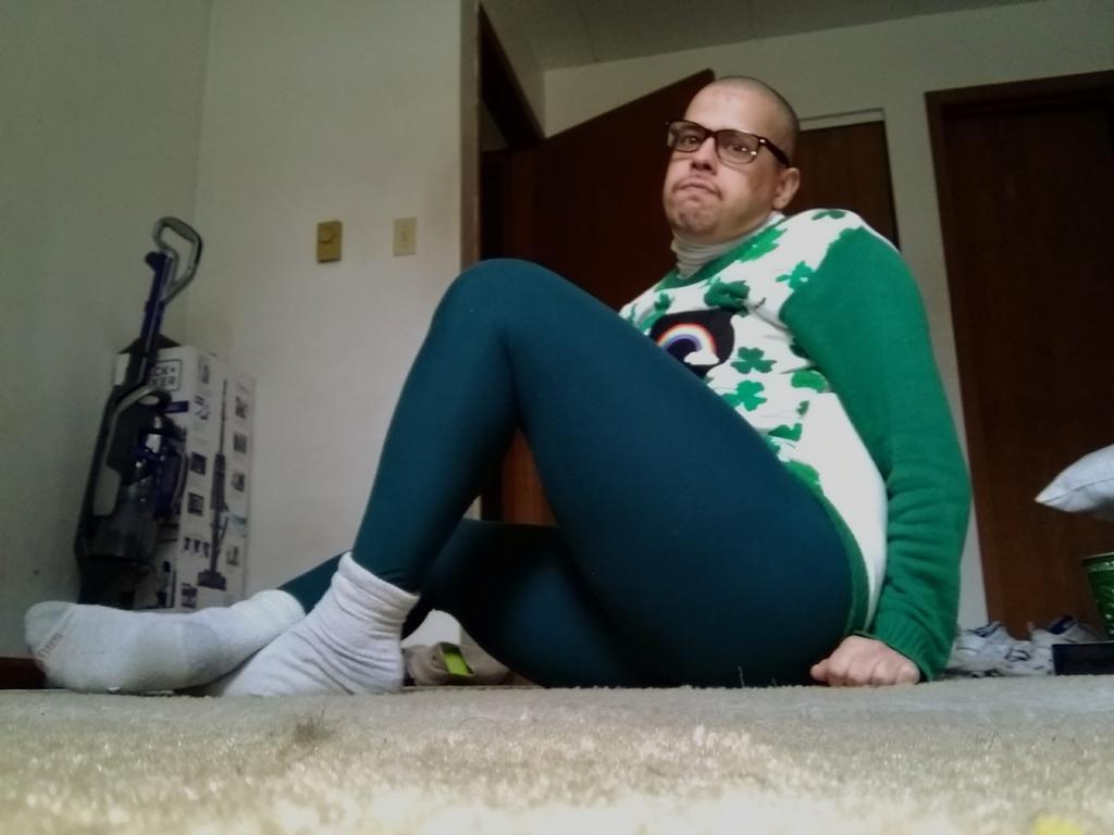 movies_4life's tweet photo. #StPatricksDay #StPaddysDay #StPaddysDaySweater #greenleggings #greentights #luckoftheirish #whiteturtleneck #turtleneck #yogapants #meggings #guysinleggings #menintights https://t.co/gCt9FFVdpH