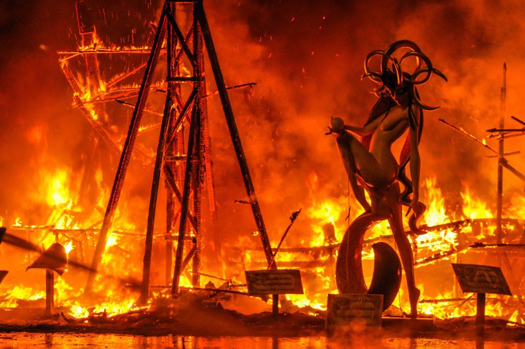 La lluvia protagonista de la Nit de la Cremà. fallas.es/la-lluvia-prot…