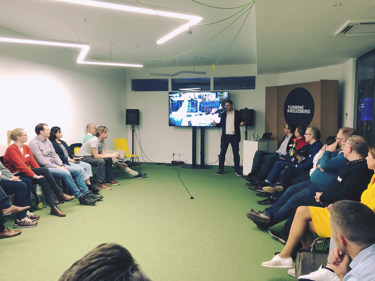 turbinekreuzbrg's tweet photo. Wir lauschen gebannt dem Impuls von @CarstenKraus beim Meetup #11 der #EcomExpertsBW. Ein Galopp durch Entstehung und Stand der #KI – mit Ausblick darauf, wo die Reise hingeht! @fact_finder #turbinejetzt https://t.co/bYeUJ2eZWQ