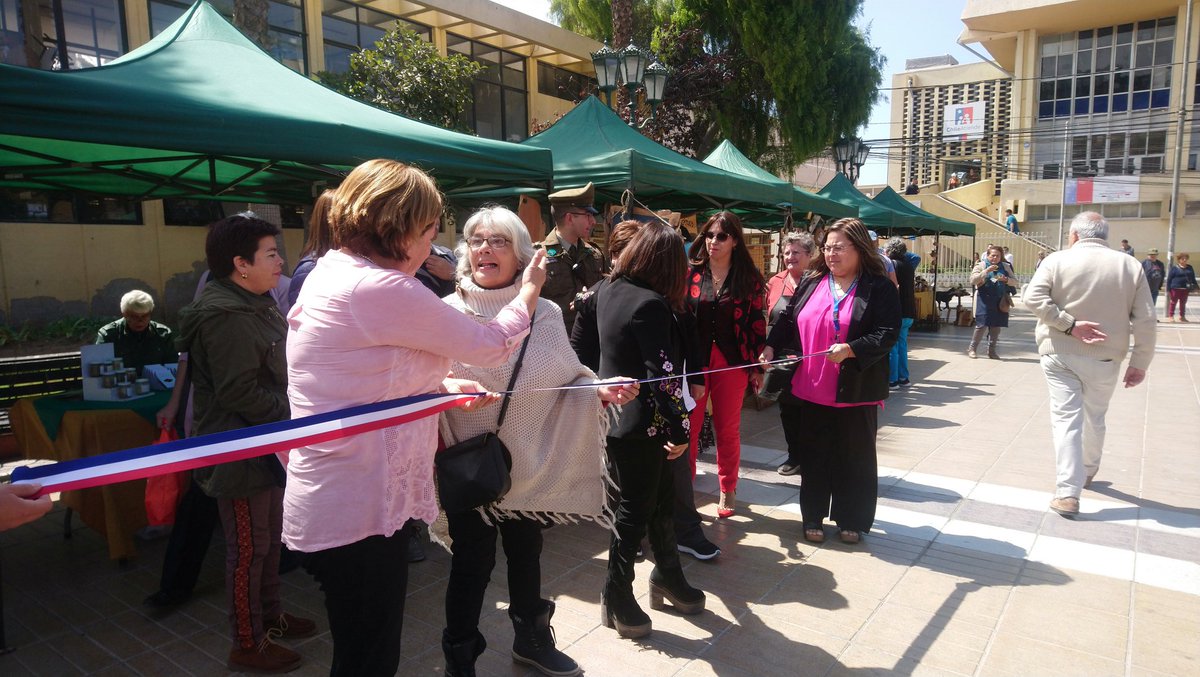 chef_edgardo's tweet photo. Y Aquí estamos presente , en la #PlazadeArmas de #Coquimbo apoyando a #ProductoresdelaRegión y nuestra @Agroecologica en el #CortedeCinta junto a la #Concejal #MariaRosettaParis.!! 😊 https://t.co/Vb7cZxjQwG