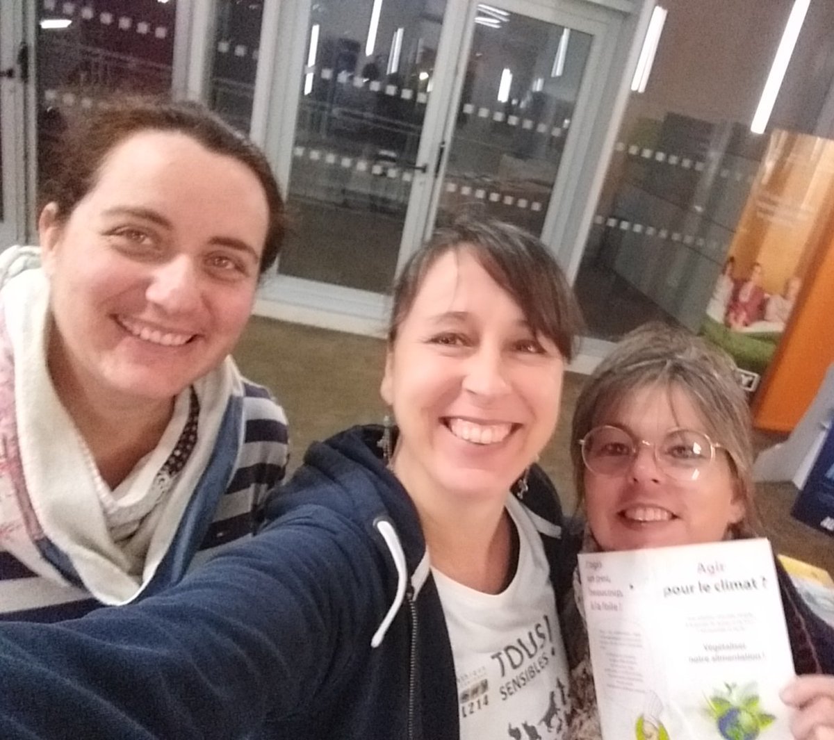 AstridMorin2's tweet photo. Ce soir... Avec mes amies Claire de L214, Clotilde "peanut 0 déchet", nous sommes au cinéma... Après la diffusion de "L'illusion Verte" nous aborderons le thème du greenwashing et le climat bien évidemment... https://t.co/xD3k4S1z2d