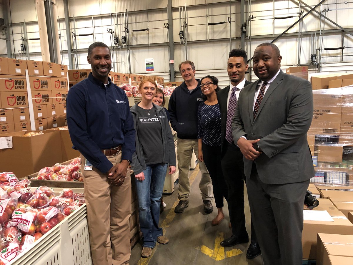 farmcreditmid's tweet photo. Thanks to representatives from @RepMarciaFudge’s office for helping our client, Patterson Fruit Farm, deliver 10,000 pounds of apples to @CleFoodBank last week. #F2FB https://t.co/TVnIbwWyT6