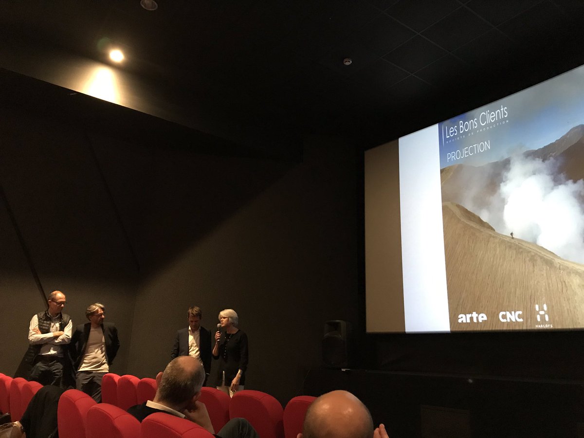 martinabangert's tweet photo. 🌋Projection de la belle série docu « Des #volcans et des hommes » avec Arnaud Guérin - diffusée sur @ARTEfr jusqu’au 12/4 en semaine à 17h35 et jusqu’au 11/5 en replay + un beau livre chez #ARTEEditions / @GlenatBD https://t.co/ajNsL02T4B