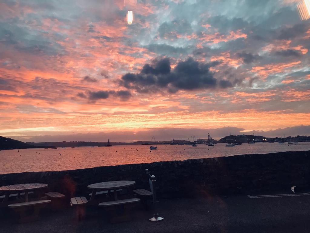 theworkingboat's tweet photo. Yep - this is our view right from The Working Boat! Come and see for yourself 😍 #theworkingboat #workingboat #workingboatpub #pub #pubviews #falmouth #lovefalmouth #falmouthpub #cornishpub #cornishpubs #pubwithaview #pubview #explorecornwall #publife #sunriseviews #sunrise https://t.co/88pXFwaAHA