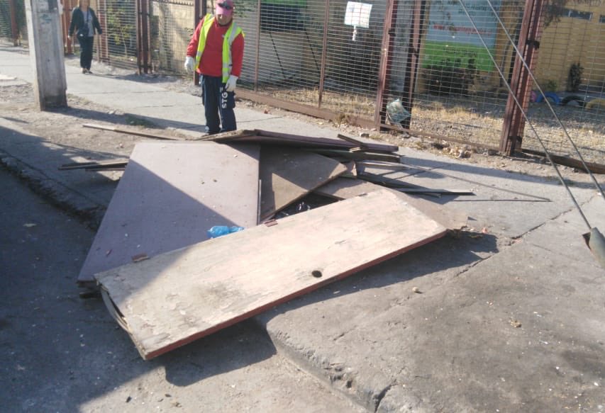 En las rutas diarias de limpieza, funcionarios retiraron escombros y voluminosos en calle Víctor Cuccuini con Av. Recoleta y Lircay con Campino. #VivirMejoresPosible