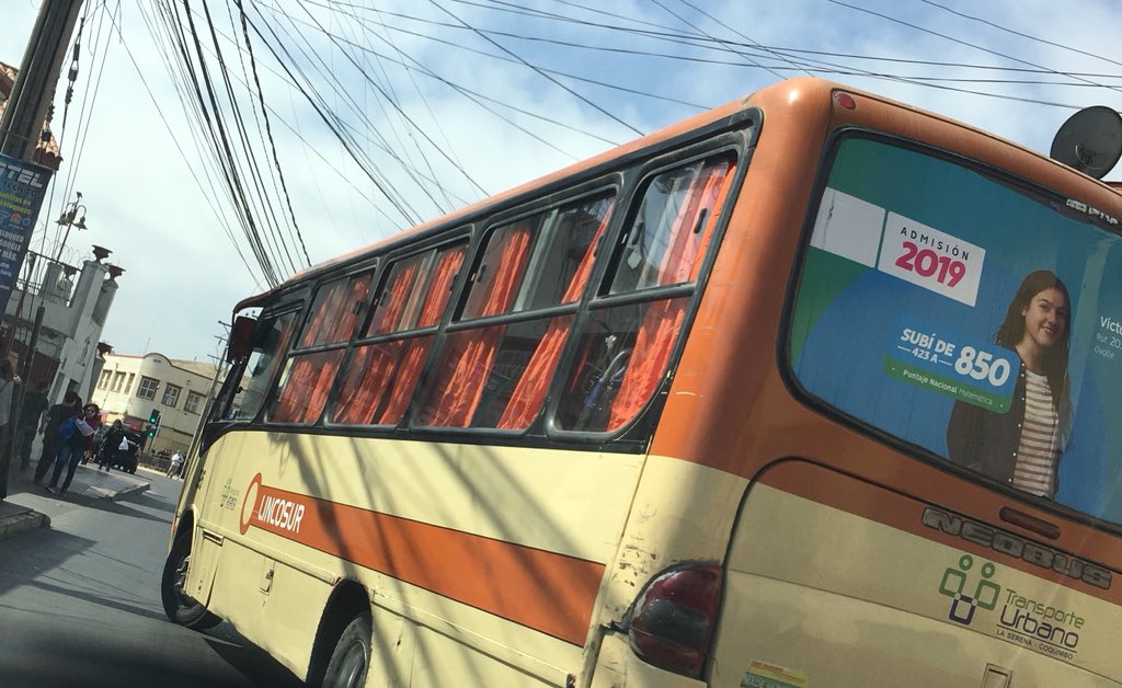 barriobenavente's tweet photo. Desde Francisco de Aguirre *Bueno para la #BOCINA *Bajase rapidito * *El maneja un vehiculo grande entoces sale no más y después *Bocina y SE COME LA ROJA . Con toda la cuadra desocupada , como será cuando hay #taco 👎 MAL 395 👎 @tteinforma_IV #Liserco @Carabdechile https://t.co/oUbRMdiznF