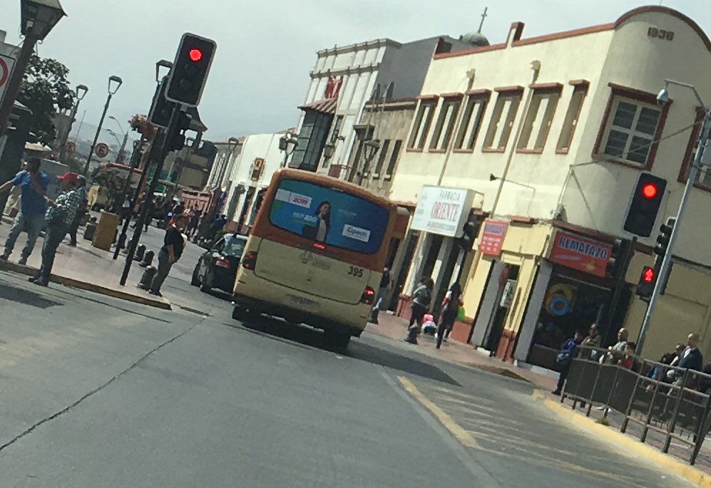 barriobenavente's tweet photo. Desde Francisco de Aguirre *Bueno para la #BOCINA *Bajase rapidito * *El maneja un vehiculo grande entoces sale no más y después *Bocina y SE COME LA ROJA . Con toda la cuadra desocupada , como será cuando hay #taco 👎 MAL 395 👎 @tteinforma_IV #Liserco @Carabdechile https://t.co/oUbRMdiznF