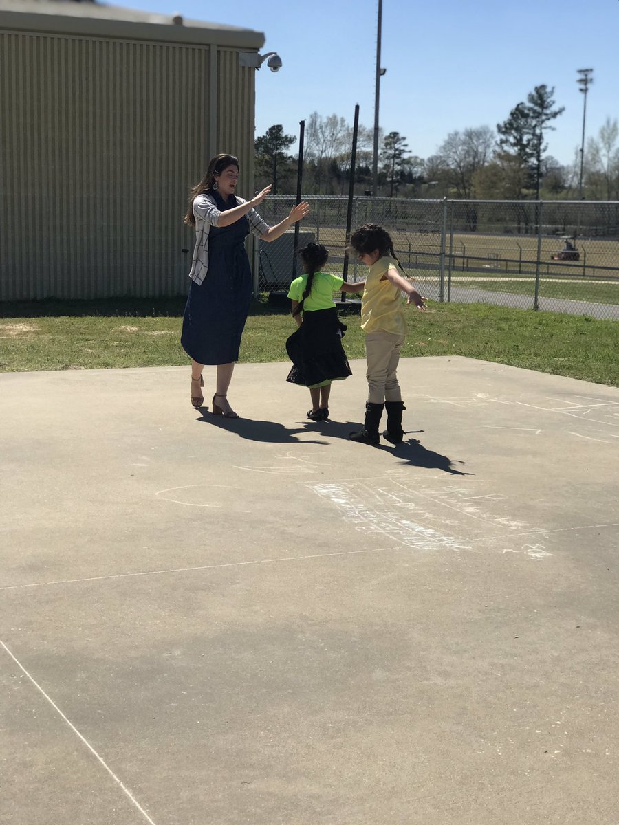 KaylaMascorro's tweet photo. We love learning about food chains outside with @Ms_Campbell__. #theincrediblefirsties @WinonaTXElem @jccaldwell72 https://t.co/6RQKdoQWpz