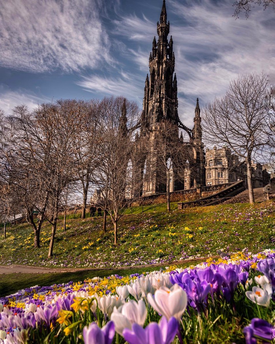VisitScotland's tweet photo. Happy #WorldPoetryDay from the iconic Scott Monument! 📚❤️ #ThisIsEdinburgh 📍 Princes Street Gardens, @edinburgh 📷 IG/snapsbyshirin https://t.co/ugSdbdBvAh