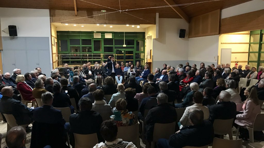 AvecBellamy's tweet photo. .@fxbellamy “En leur imposant des normes qu’on n’impose pas à ceux qu’on laisse exporter chez nous, on fragilise nos entreprises. Nous proposons de concevoir une barrière écologique” #HauteSavoie

Retrouvez l’interview sur ce sujet dans @LesEchos 📰 https://t.co/r3LVPr8Bnh https://t.co/hZmFlJMiIt