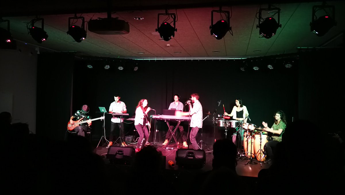 LaMarfamusica's tweet photo. Sala plena i molt ritme al #BucObert d'avui! Gran debut i presentació de #Kumbara... Ritmes llatins, electrònica i molt d'ofici! #sabor!!!
#suportalacreació #espaimarfà https://t.co/jtAccPHgqd