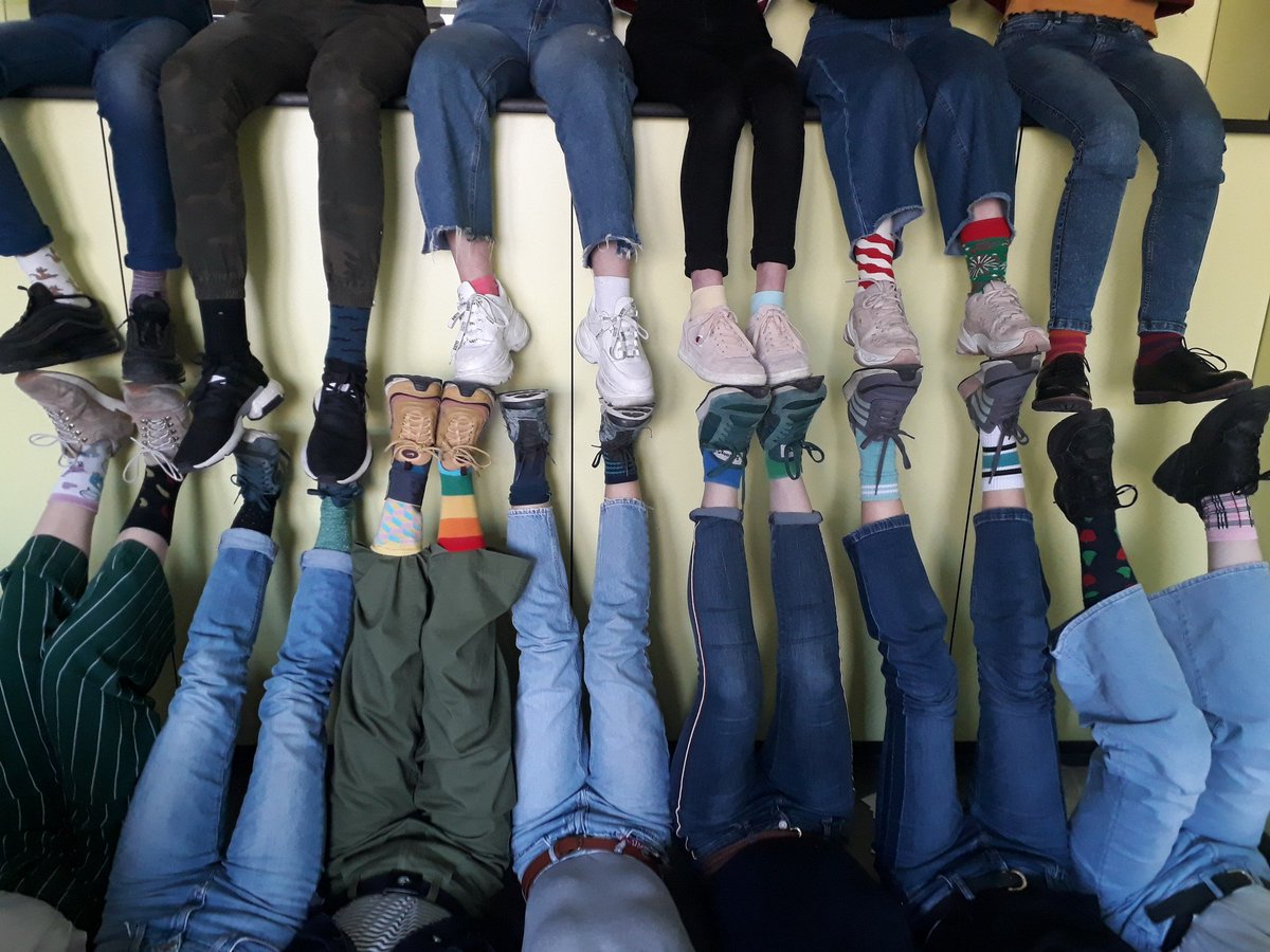 Tonen dat we mensen die 'anders' zijn, graag omarmen. Wereld Downsyndroomdag sluit naadloos aan bij onze antipestslogan 'STAY DIFFERENT'.🧦
Meer foto's op onze website: aso.scheppers-mechelen.be 
  #steunkousen #staydifferent #scheppersmechelen