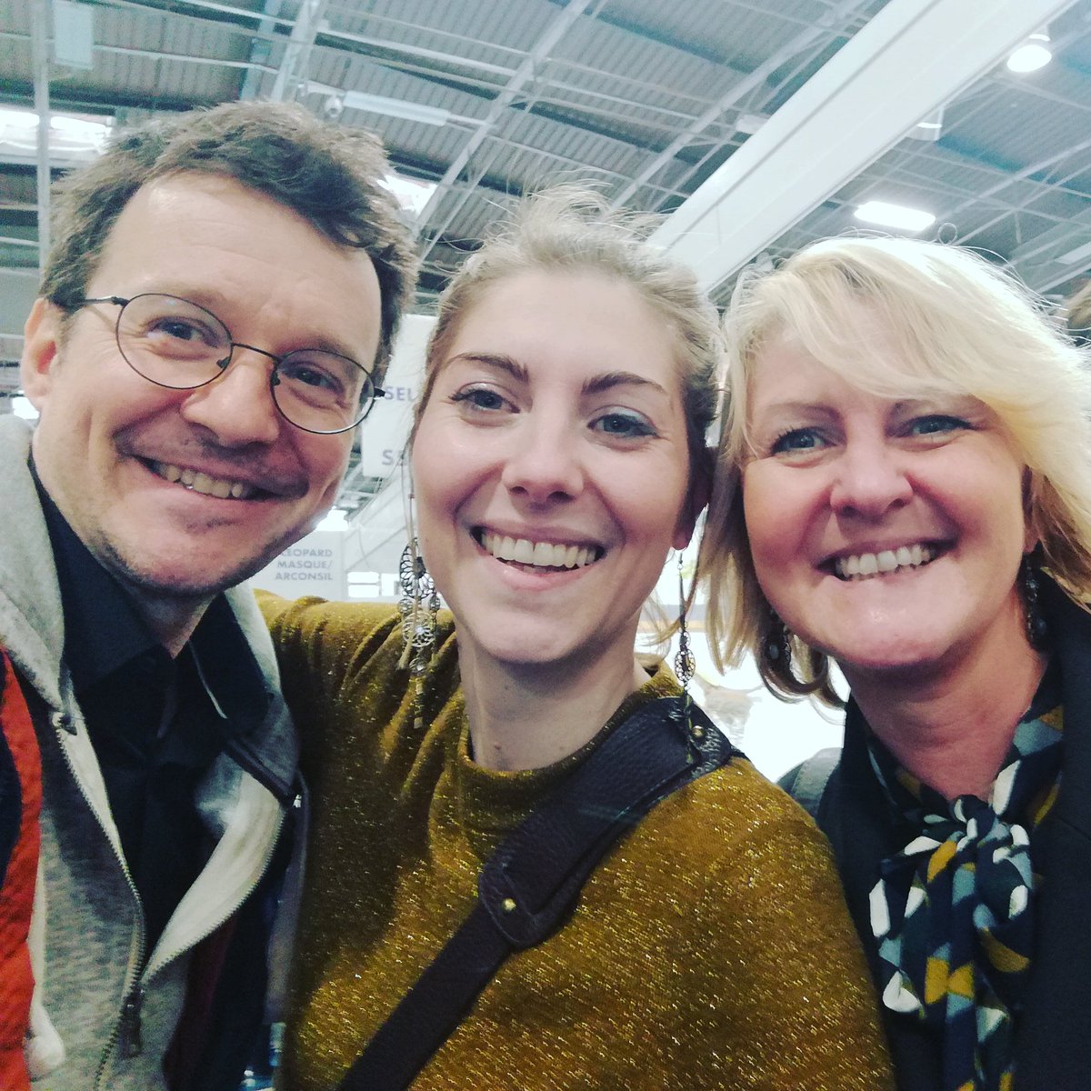 Martinolli's tweet photo. Que de bons souvenirs et de belles rencontres au #salonlivreparis2019 avec @lilyBFrancis et @sacha_stellie 😘 : deux autrices indépendantes de grand talent !
#livre #Roman #lecture #Amazonkdp
#VendrediLecture #AutoEdition
#autoédités #Kindle #liseusekindle #bookstagram #liseuse https://t.co/058SrtdnhW