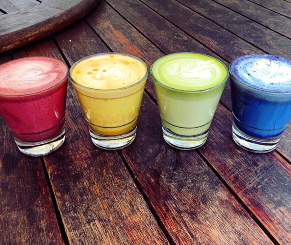 DisTerschelling's tweet photo. Nieuwe Lattes....👌🏻😍
* Beetroot Cacao
* Turcuma
* Matcha
* Butterfly Pea
* Guarana Cacao
* Chai 

Met Soja of havermelk ook VEGAN!

#superfood #chai #latte #red #blue #green #yellow #colours #dedis #Terschelling #tea #soja #vegan https://t.co/sEIkO6J2xJ