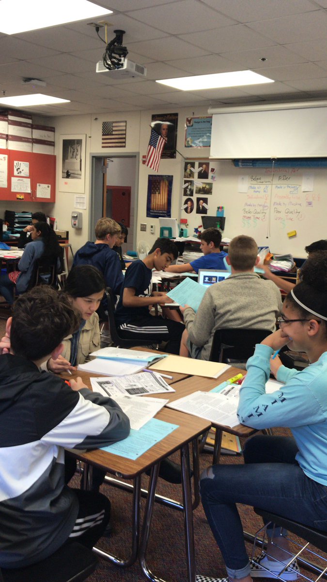 MelissaSoileau7's tweet photo. #WeAreFowler 8th grade US History learning stations 
So cool!! https://t.co/V2Svloa0ap