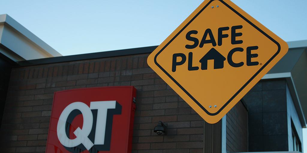 602248TEEN's tweet photo. It’s National Safe Place Week! Teens, if you feel you’re in an unsafe situation, @SafePlace can help. Text SAFE and your current location to 44357 for immediate help, or you can ask for help at any QT or bus/light rail station in the valley. #YoureNotAlone
#NSPWeek2019 #SafePlace https://t.co/QccIqOBJoG