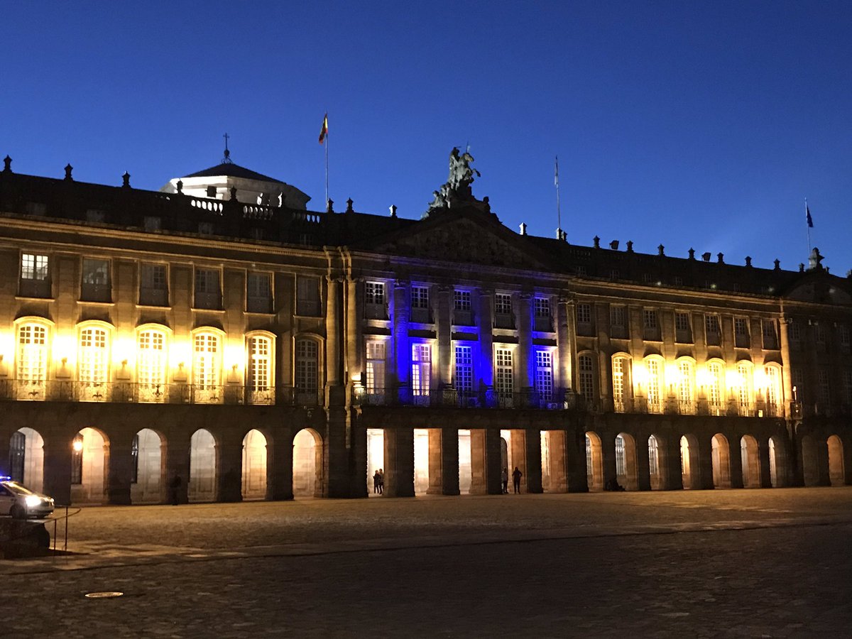 O Pazo de Raxoi tínguese de azul polo #DiaMundialDaSindromeDeDown. @DownCompostela @downgalicia