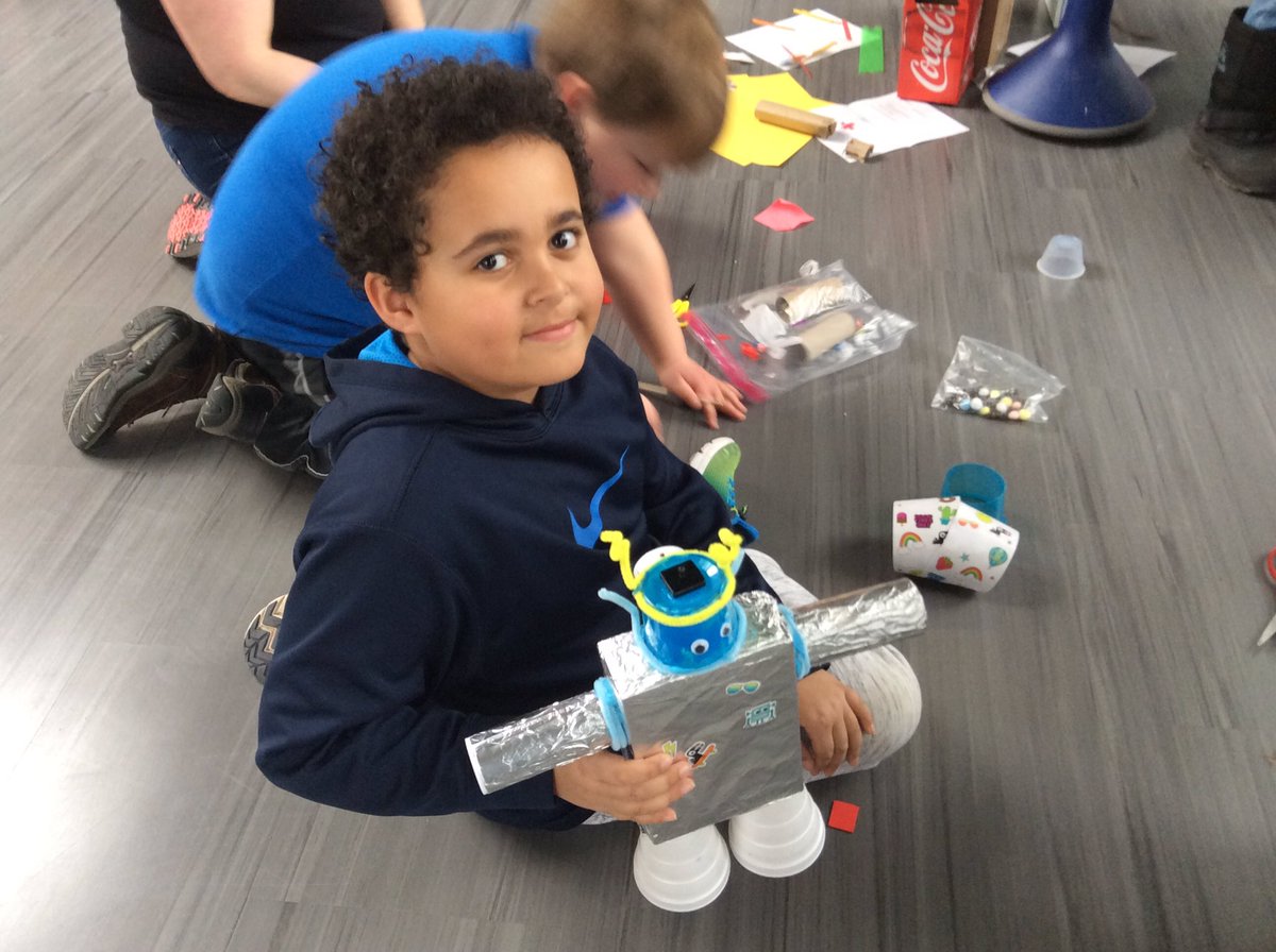 AnnaTyrrella's tweet photo. We made robots today in the new workshop! We had a blast! Thankful for all the parents that helped! https://t.co/FQWMJFgS9d
