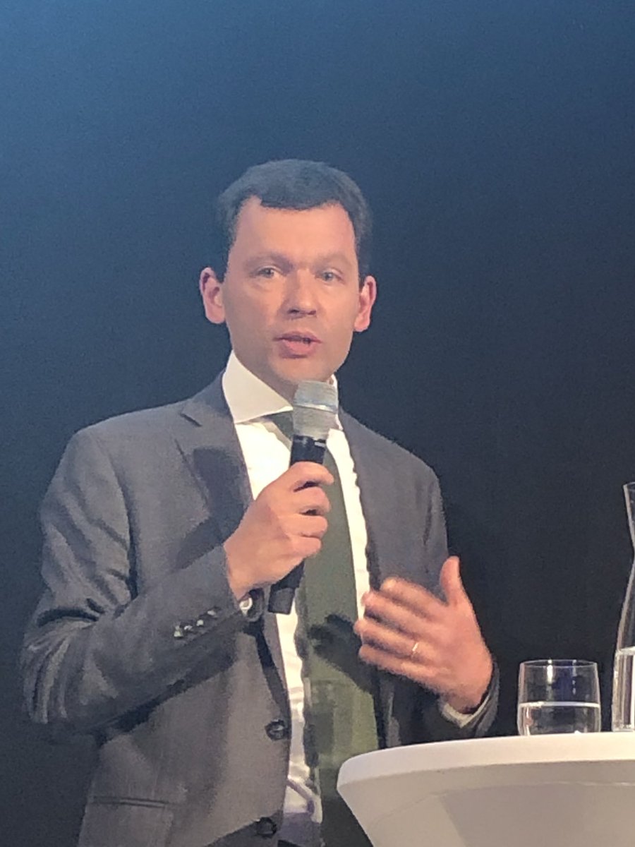 dbt_at's tweet photo. „Wir brauchen eine breite Gesetzgebung wie z.B. in Liechtenstein, die viele Innovationen möglich macht aber gleichzeitig eine Handhabe bietet, falls etwas schief läuft“, so Rechtsanwalt Florian Kranebitter, Fellner Wratzfeld &amp; Partner, bei der DBT „Connected Company“. #dbt_at https://t.co/wYUt8Y4X3O