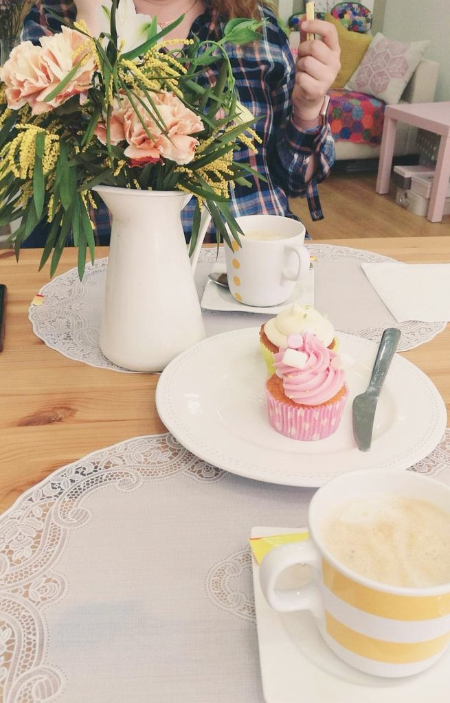 MaryDeBlas's tweet photo. Tomando un muffin  y coffee ...#relax #benditocupcake @OlgaCrespo3 https://t.co/3towAGtaxl
