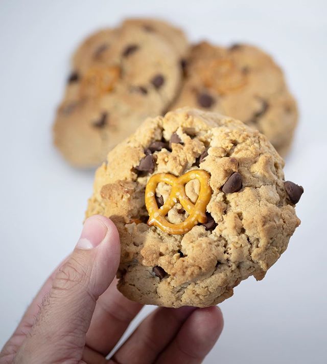 TazIsHeree's tweet photo. And the newest @doghcookies flavor is...
⠀
... SALTED PRETZEL CHOCOLATE CHIP 🥨🍫
⠀
This cookies gives the PERFECT balance of sweet and savory with chunks of salty pretzel and sweet chocolate chips wrapped in the signature crunchy yet chewy cookie base… https://t.co/l2H5l1g82w https://t.co/pZ3nAcIlmR
