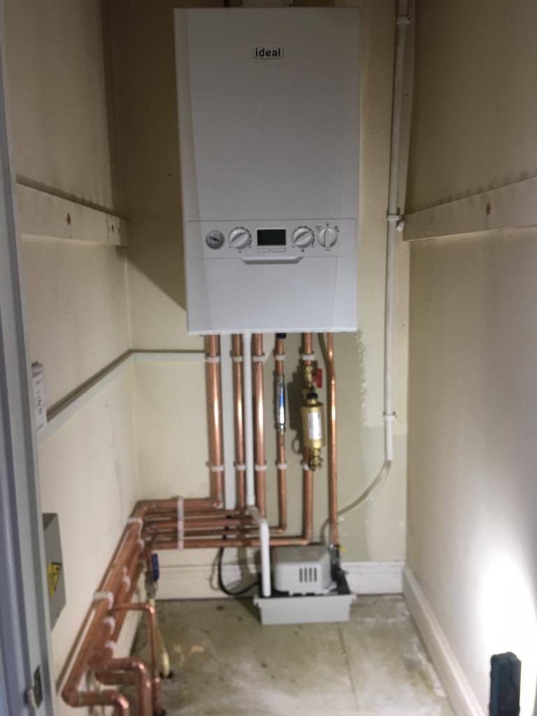 Lovely little install of @IdealBoilers by <a href="/grantja08275730/">grant jackson</a> with system filter after being fed by <a href="/JamesBowron2/">James Bowron</a>  #pizzalunch #Plumber #BoilerUp #Hardwork #hps