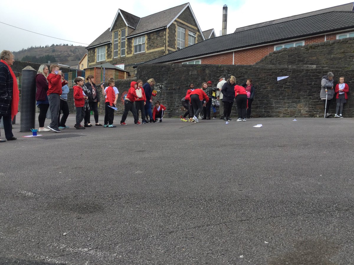 DosbarthArian's tweet photo. We loved working with our friends and families on our #STEM challenge βMake It Flyβ @ScienceWeekUK #CwmScienceWeek2019 #Cwmcapable #Cwmcollaborate https://t.co/Heh8nl4qzX