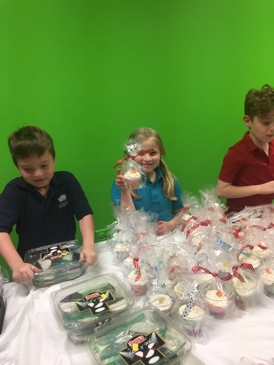 skjay18's tweet photo. Yum Yum ! Goodies at 2nd Bake Sale https://t.co/Hm5o3NpzbO