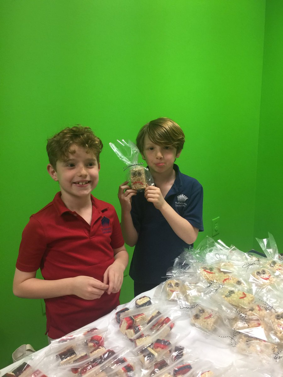 skjay18's tweet photo. Yum Yum ! Goodies at 2nd Bake Sale https://t.co/Hm5o3NpzbO