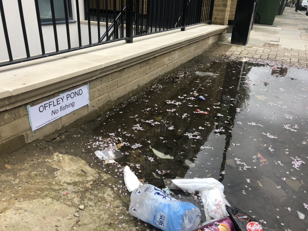 Only happen in Oval. #lambethcouncil should be ashamed. <a href="/lambeth_council/">Lambeth Council</a> <a href="/KateHoeyMP/">KateHoeyMP (where MP stands for My Profile now).</a>