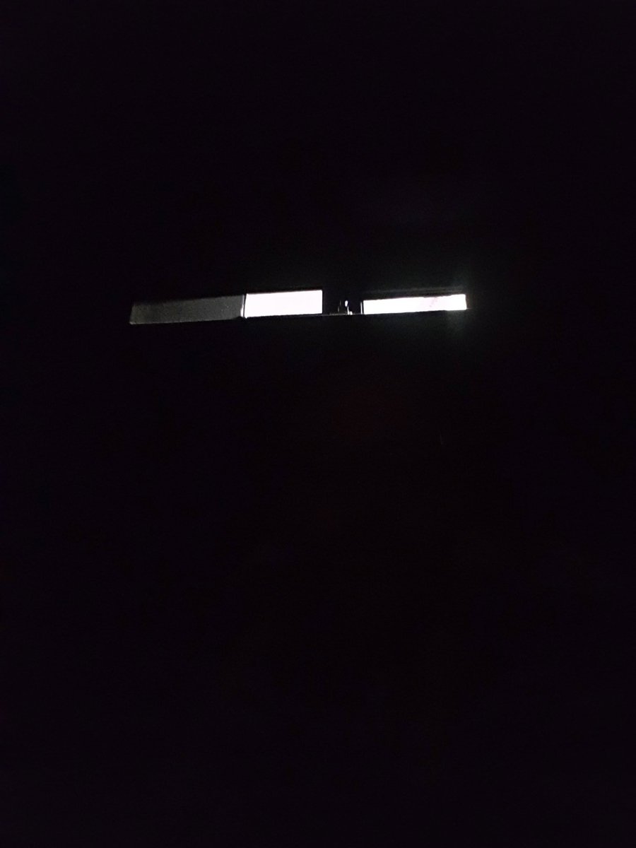 alexxrovi's tweet photo. @CinesMN4 alguien puede apagar la luz de la habitación del proyector de la sala 5? Nos está dando en toda la cara! https://t.co/J0yJCzzIHh