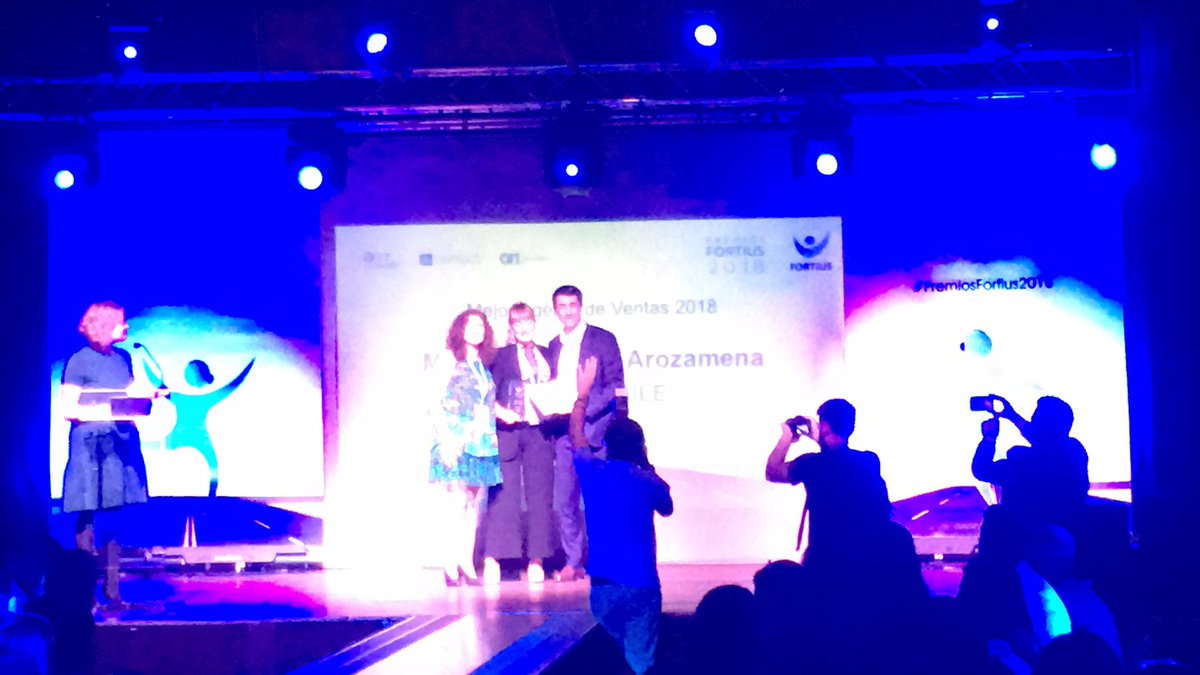 PremiosFortius's tweet photo. Manuela Marcos Arozamena, de @aonmobile_ , recibe el premio a la Mejor Agente de Ventas de los #PremiosFortius18 ¡Felicidades! https://t.co/VsfulQPq0B