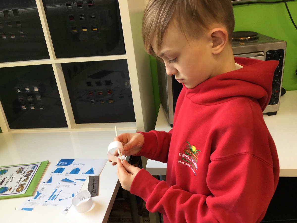 DosbarthArian's tweet photo. #STEM in action! Discussing the engineering of our aircraft to create the furthest distance in flight! Measuring skills were fabulous, now to use our data to compare aircrafts βοΈ #CwmScienceWeek2019 #cwmambitious #cwmcapable #cwmcollaborate @ScienceWeekUK https://t.co/RraKyiU8HW