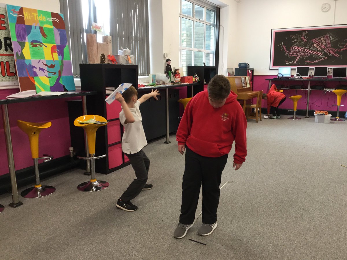 DosbarthArian's tweet photo. #STEM in action! Discussing the engineering of our aircraft to create the furthest distance in flight! Measuring skills were fabulous, now to use our data to compare aircrafts βοΈ #CwmScienceWeek2019 #cwmambitious #cwmcapable #cwmcollaborate @ScienceWeekUK https://t.co/RraKyiU8HW