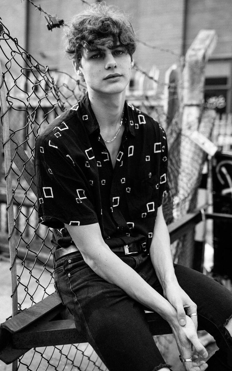 exzachtement's tweet photo. « Lonely hearts won't be afraid to fall for someone, but I'll be. » https://t.co/XgRSMpNgi2