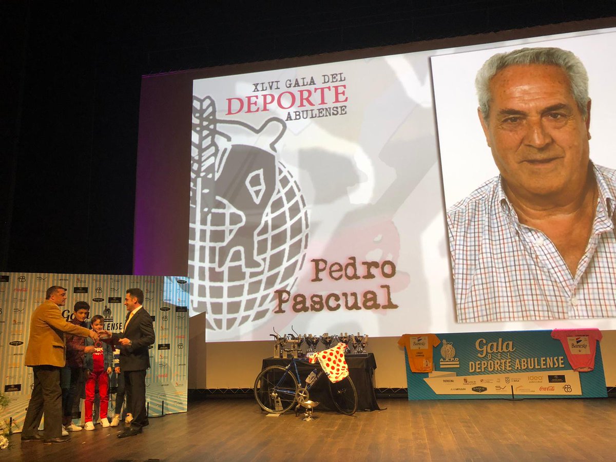 Pedro Pascual fue un referente en el fútbol abulense, su hijo recoge el reconocimiento de la prensa deportiva #GaladeldeportedeÁvila