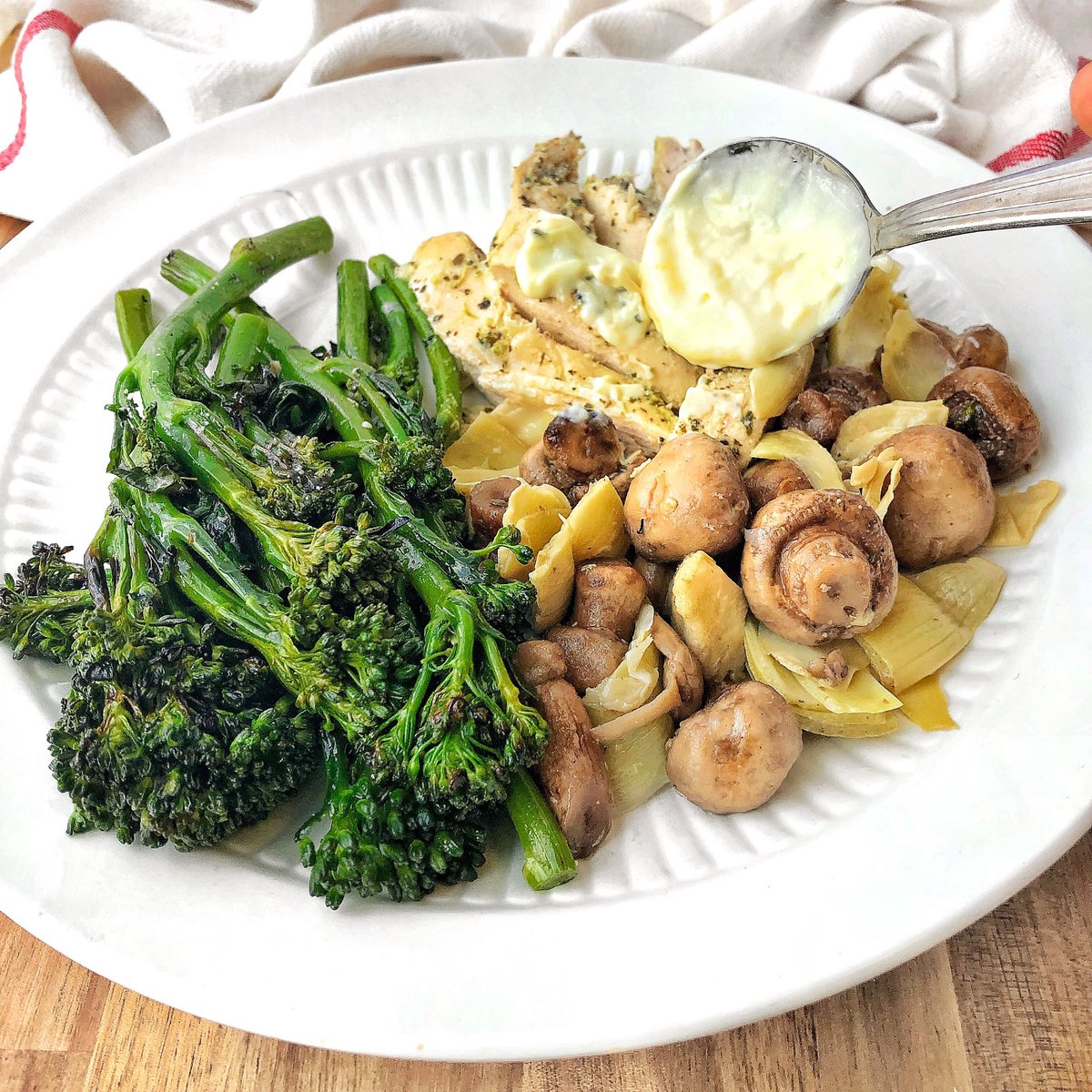 When life gives you 🍋 lemons, make lemon aioli. ⁣
⁣
Spring is officially here and we are all about the seasonal fruits and vegetables. 
This Lemon Pepper Chicken has us reaching for more! Order by midnight tonight to join in. Link in bio.⁣
⁣
#lemon #lifegivesyoulemons