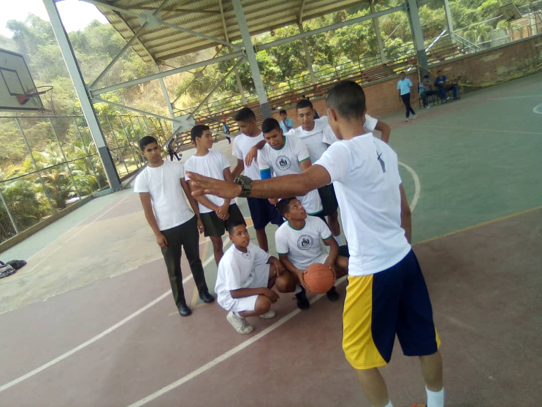 EJB_LIMIZAMORA's tweet photo. El @EJB_LIMIZAMORA disputo encuentro amistoso de #Baloncesto con el @LiceoEAlMuller1 el cual tuvo como resultado  #GANADOR al #LIMIZAMORA. @luiscaseres3 @direducejb @CircuitoFTiuna @Forttyfour @ceofanb https://t.co/jqxg7rYRHz
