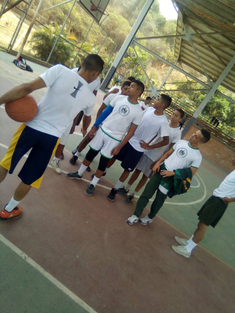 EJB_LIMIZAMORA's tweet photo. El @EJB_LIMIZAMORA disputo encuentro amistoso de #Baloncesto con el @LiceoEAlMuller1 el cual tuvo como resultado  #GANADOR al #LIMIZAMORA. @luiscaseres3 @direducejb @CircuitoFTiuna @Forttyfour @ceofanb https://t.co/jqxg7rYRHz