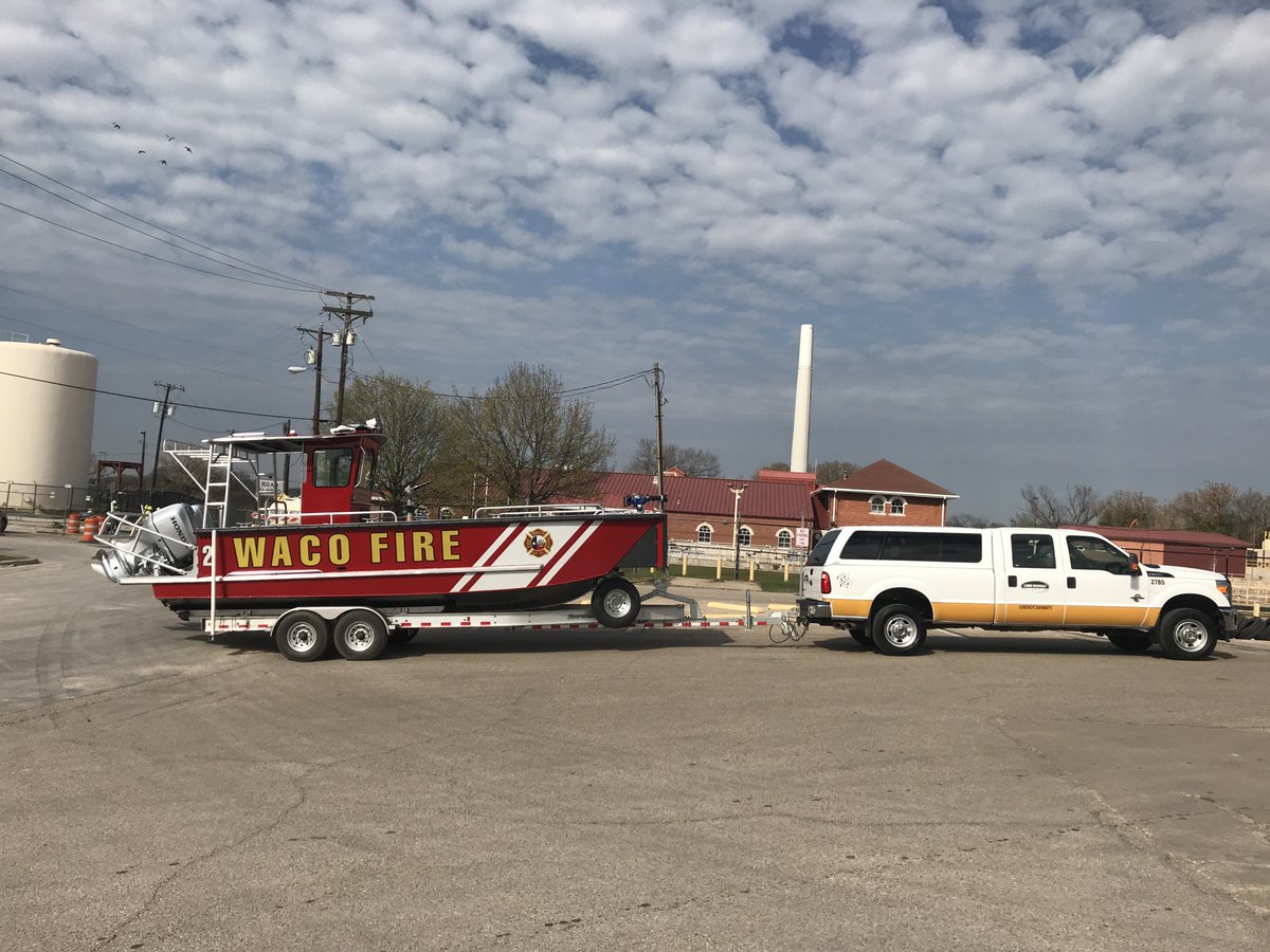 LakeAssaultBoat's tweet photo. We are in Waco, TX this week with @WacoTXFire completing training on their new fire rescue boat! With a deck mounted fire pump capable of 550 gallons per minute, it also has a @taskforcetips portable Hemisphere monitor mounted on the port side bow corner. #fire #rescue #boat https://t.co/O9Van4vf0L