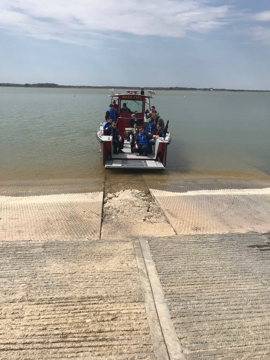 LakeAssaultBoat's tweet photo. We are in Waco, TX this week with @WacoTXFire completing training on their new fire rescue boat! With a deck mounted fire pump capable of 550 gallons per minute, it also has a @taskforcetips portable Hemisphere monitor mounted on the port side bow corner. #fire #rescue #boat https://t.co/O9Van4vf0L