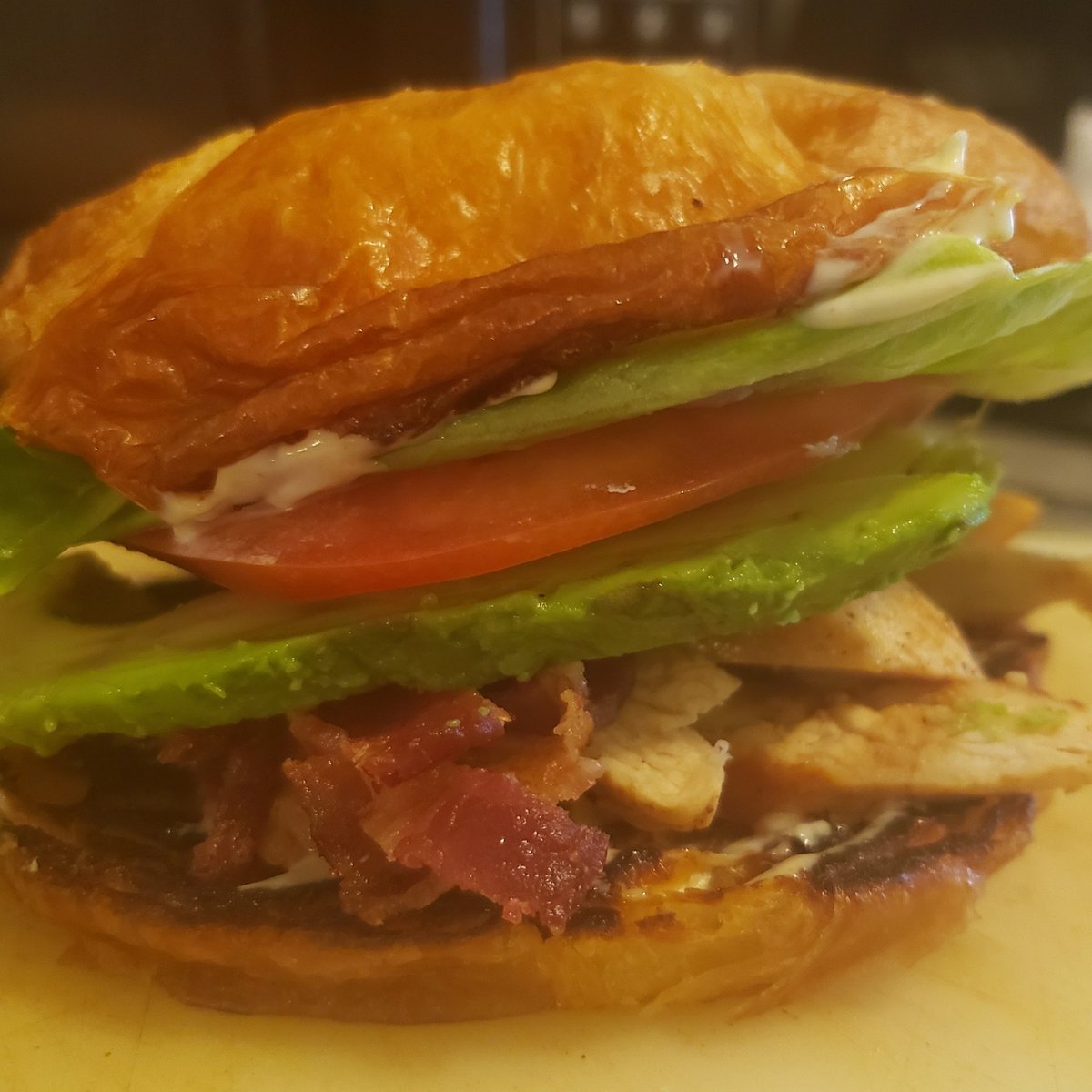 Vapenationcitiz's tweet photo. Buttery croissants piled high with juicy grilled chicken, heart healthy avocado,  crispy bacon,  fresh lettuce... YES PLEASE! #CHEFLIFE #YouTube #twitter #ktccatering #girlboss https://t.co/nRHh342H2z